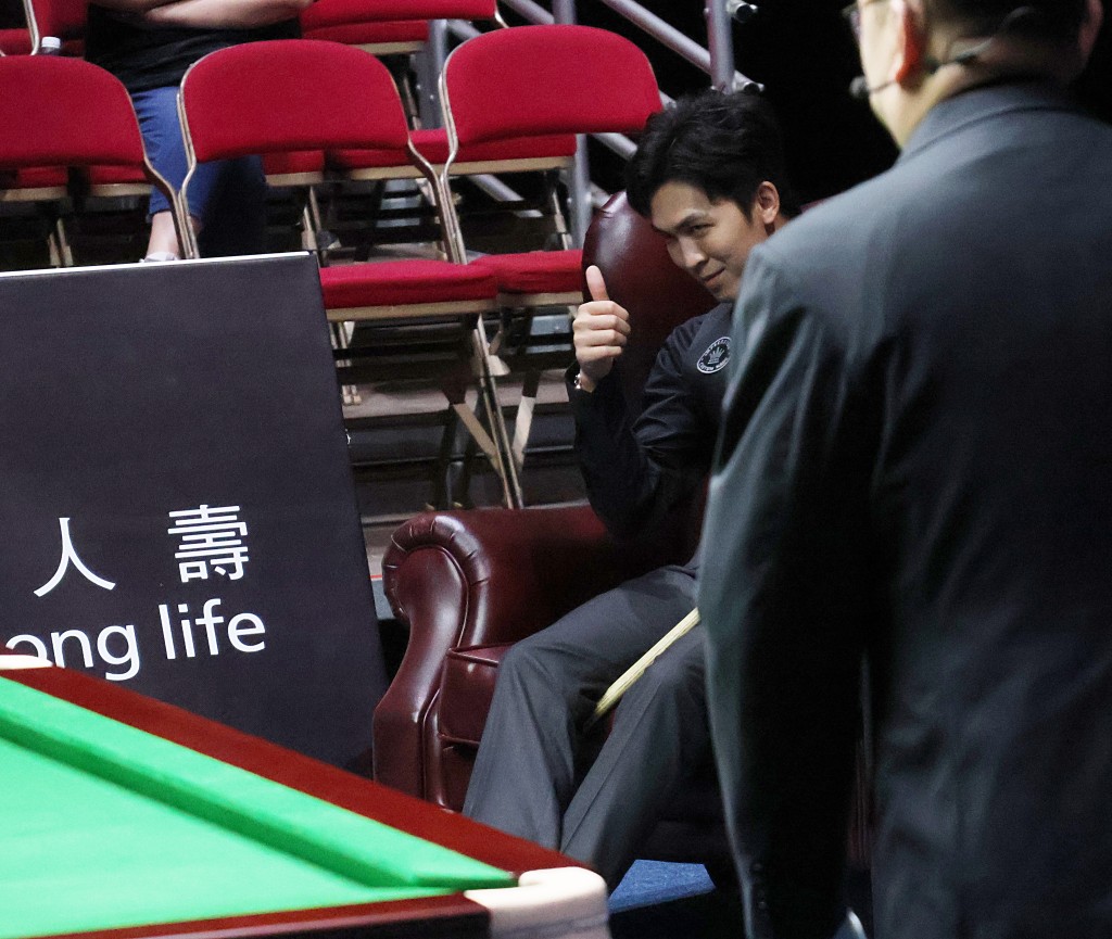 塔猜亞在決賽尾段給對手張安達一個LIKE 的手勢。徐嘉華攝