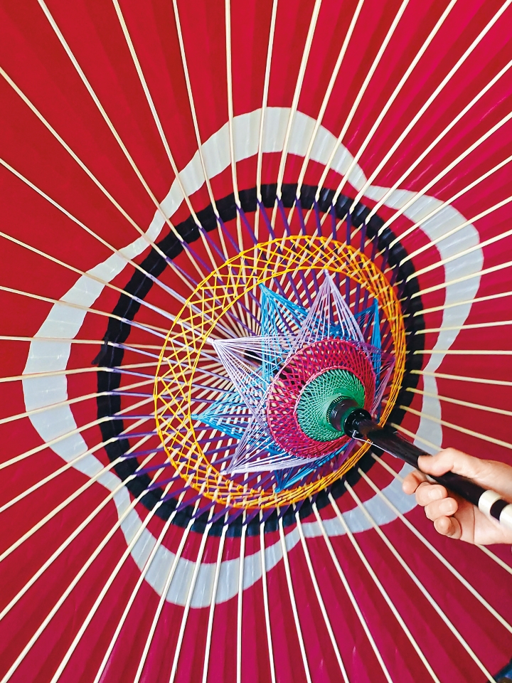 野點傘會加入繁複的絲綫裝飾，平添華麗美態。