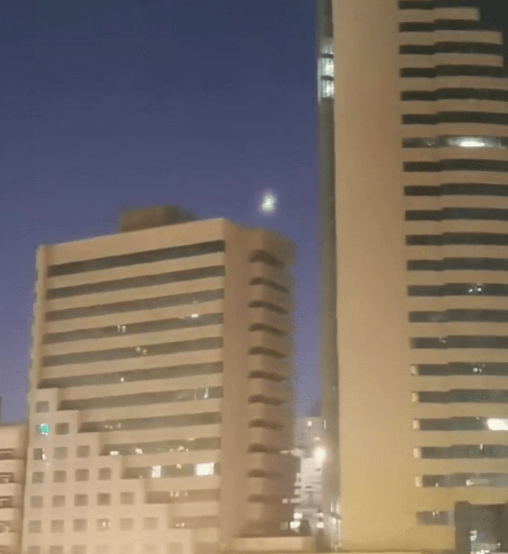 新疆多地市民手機拍下UFO。 新疆多地市民手機拍下UFO。