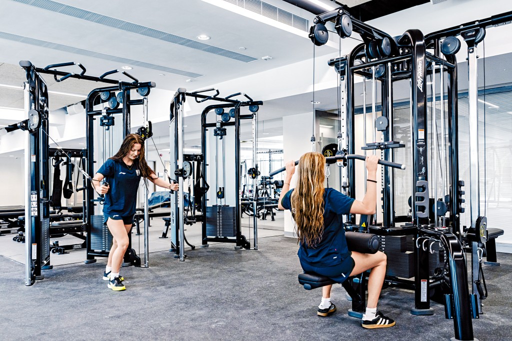 DCAA健身中心提供各類型專業器械,加強運動員體適能訓練。 DCAA健身中心提供各類型專業器械,加強運動員體適能訓練。