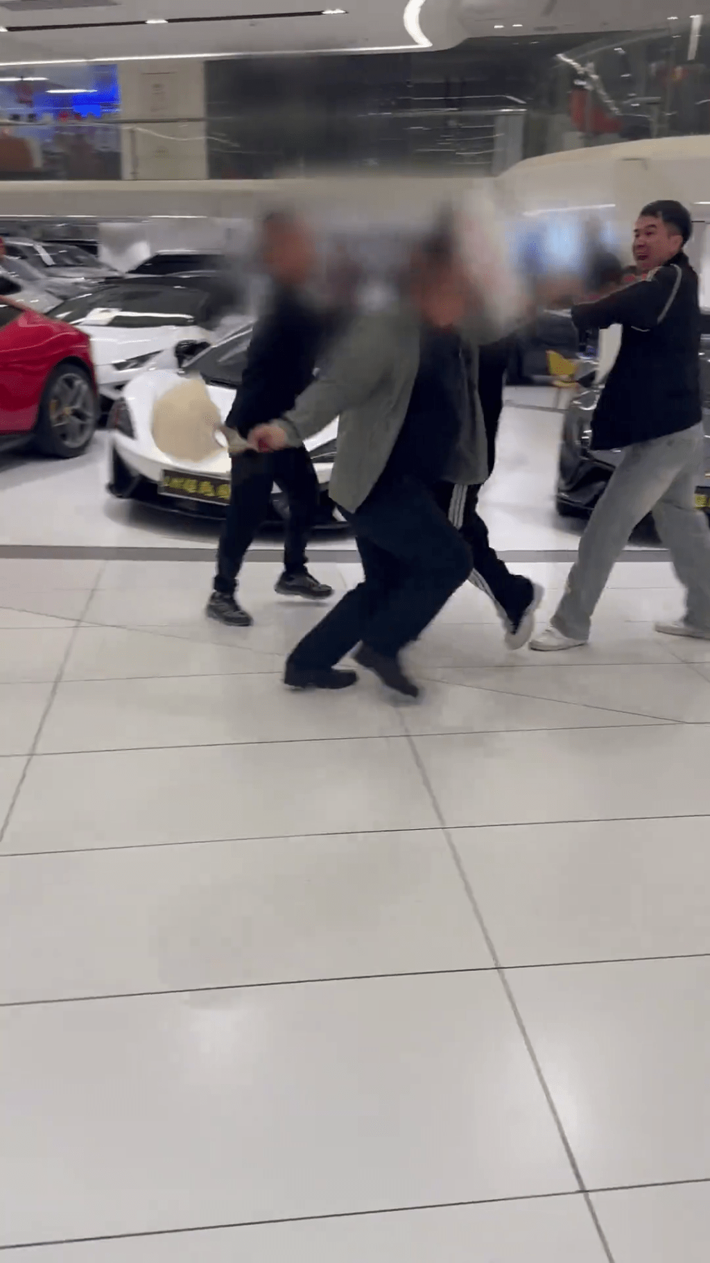 粉丝10万订金买法拉利疑被吞，维权网红介入被车行职员围殴。