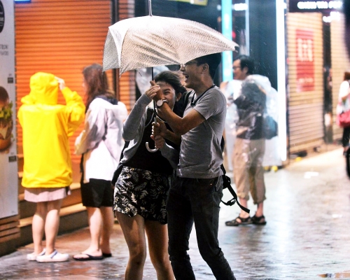 苗柏南面雨帶會為本港帶來狂風大雨。