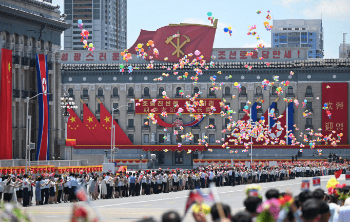 國家主席習近平乘專機抵達平壤,開始對朝鮮進行國事訪問。朝鮮民眾自發在道路兩旁揮手歡迎習近平到訪。 新華社 國家主席習近平乘專機抵達平壤,開始對朝鮮進行國事訪問。朝鮮民眾自發在道路兩旁揮手歡迎習近平到訪。 新華社