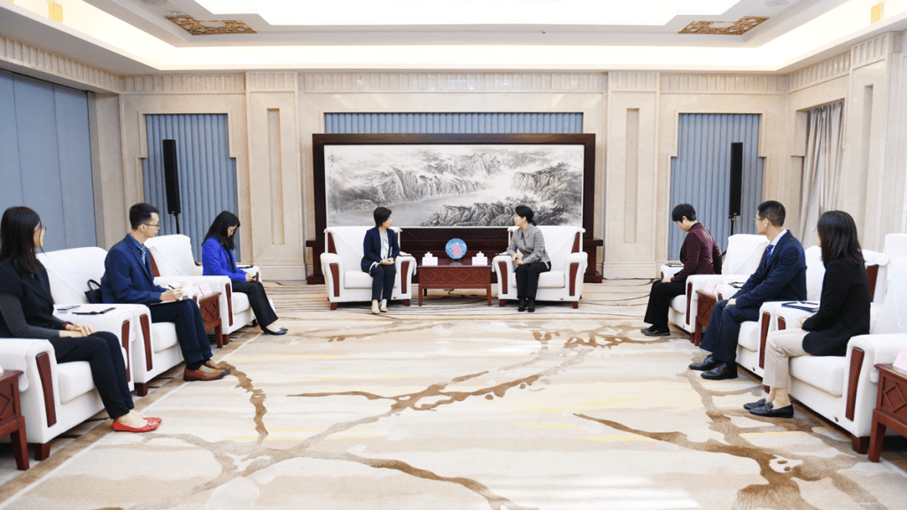 蔡若蓮（左四）與重慶市人民政府港澳事務辦公室主任王雯（左五）會晤。政府新聞處圖片