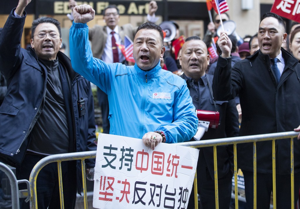 抗議人士支持中國統一。(中新社)