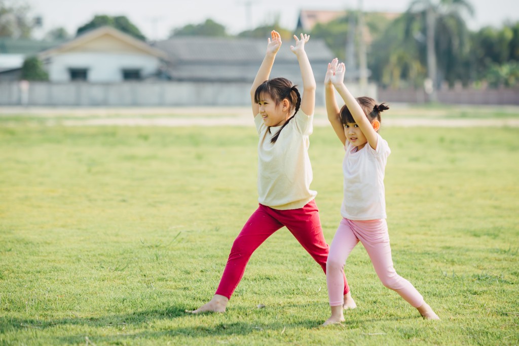 当学校设立「无功课日」时，家长不要马上用补习班填满，而是与孩子一起「煮饭仔」、聊聊天、做运动等，因为这些「留白」时间可创造高品质亲子时光、激发孩子好奇心。（示意图）
