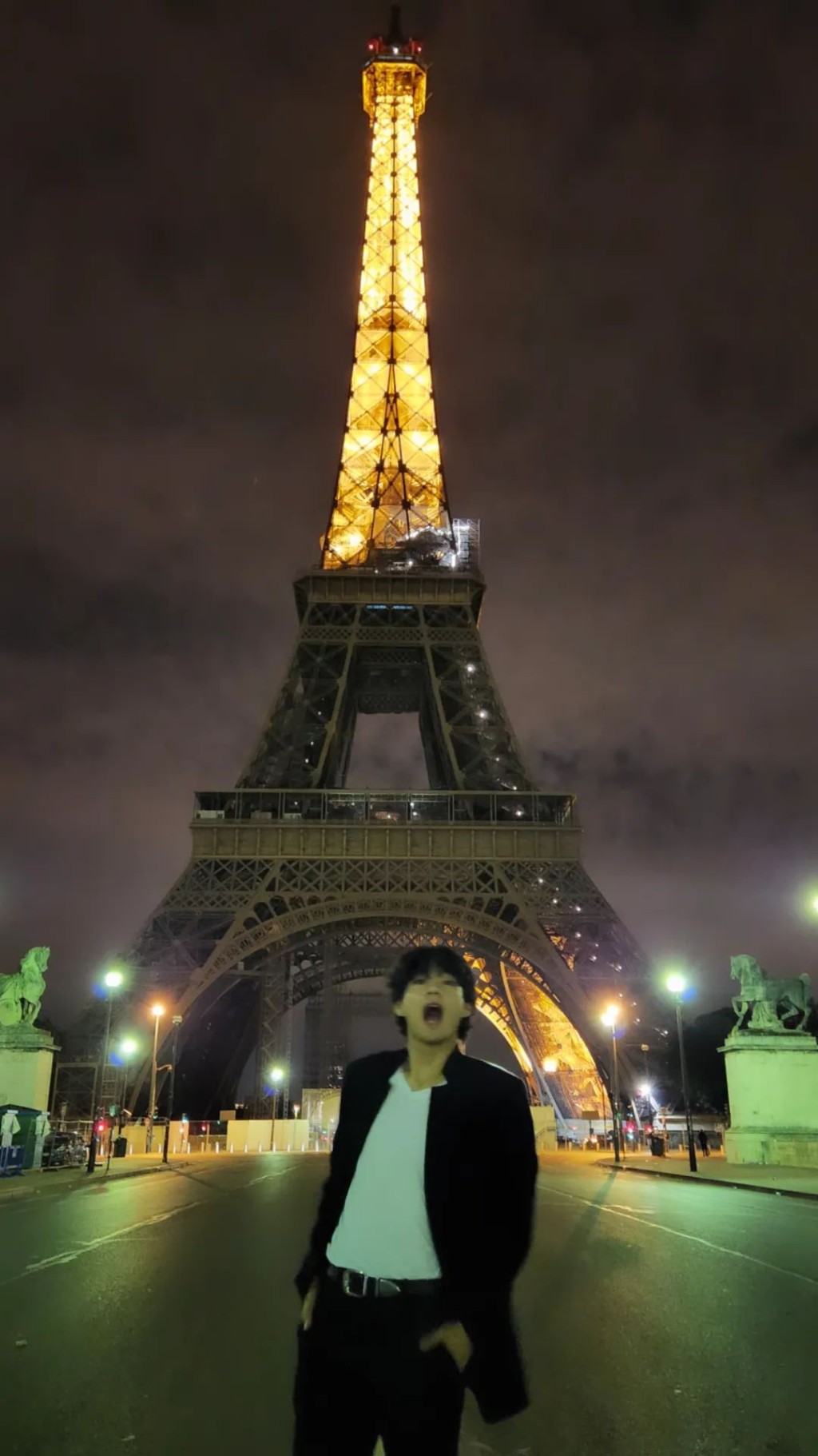 去巴黎必做動作，鐵塔前留影。