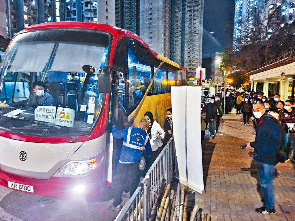 民政處分流市民，乘坐旅遊車到其他檢測站做檢測。
