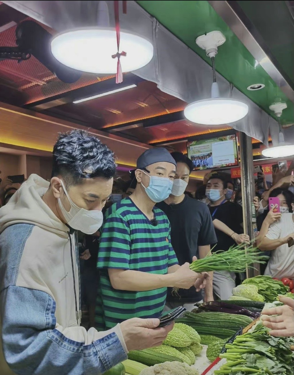 眾人還到街市買餸。