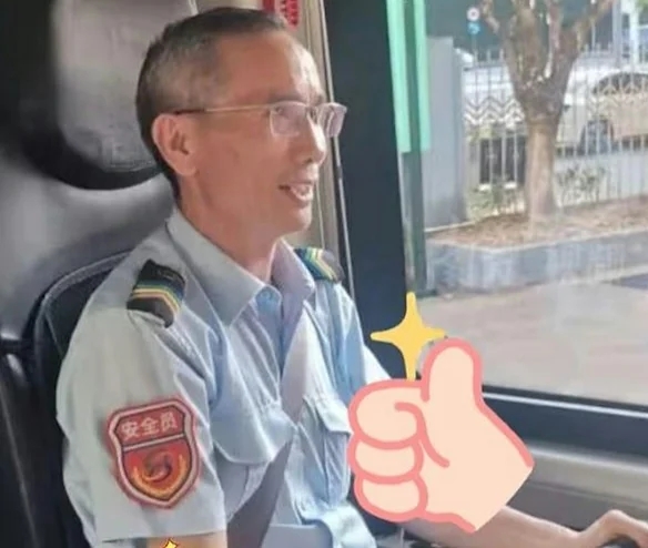 深圳巴士司机“一扶一背”护送揸拐杖长者，暖心善举获全网激赞。