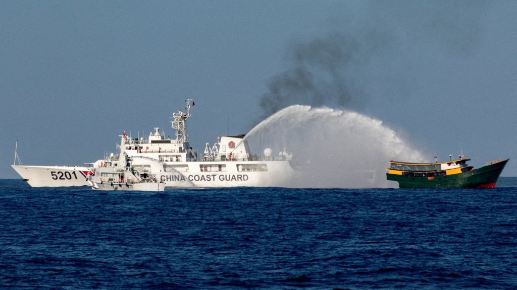 中國海警船5月4日在南海仁愛礁水域，向菲律賓的補給船發射水炮。路透社  