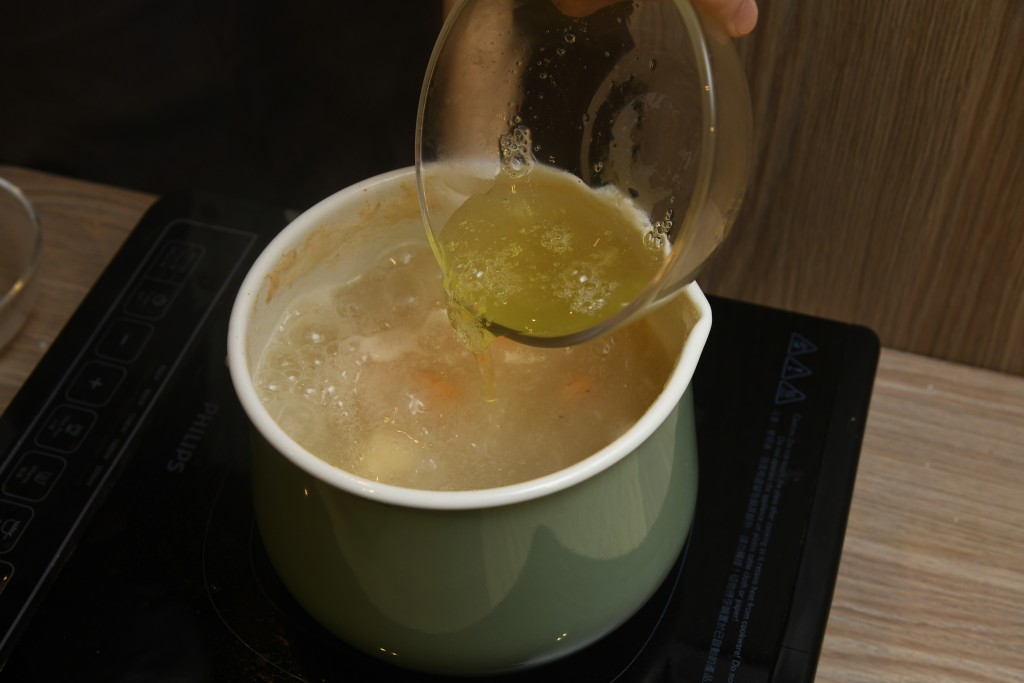 Step 8: 熄火，加入蛋白拌勻，即成。Turn off the heat, add the egg white and stir well. Serve.