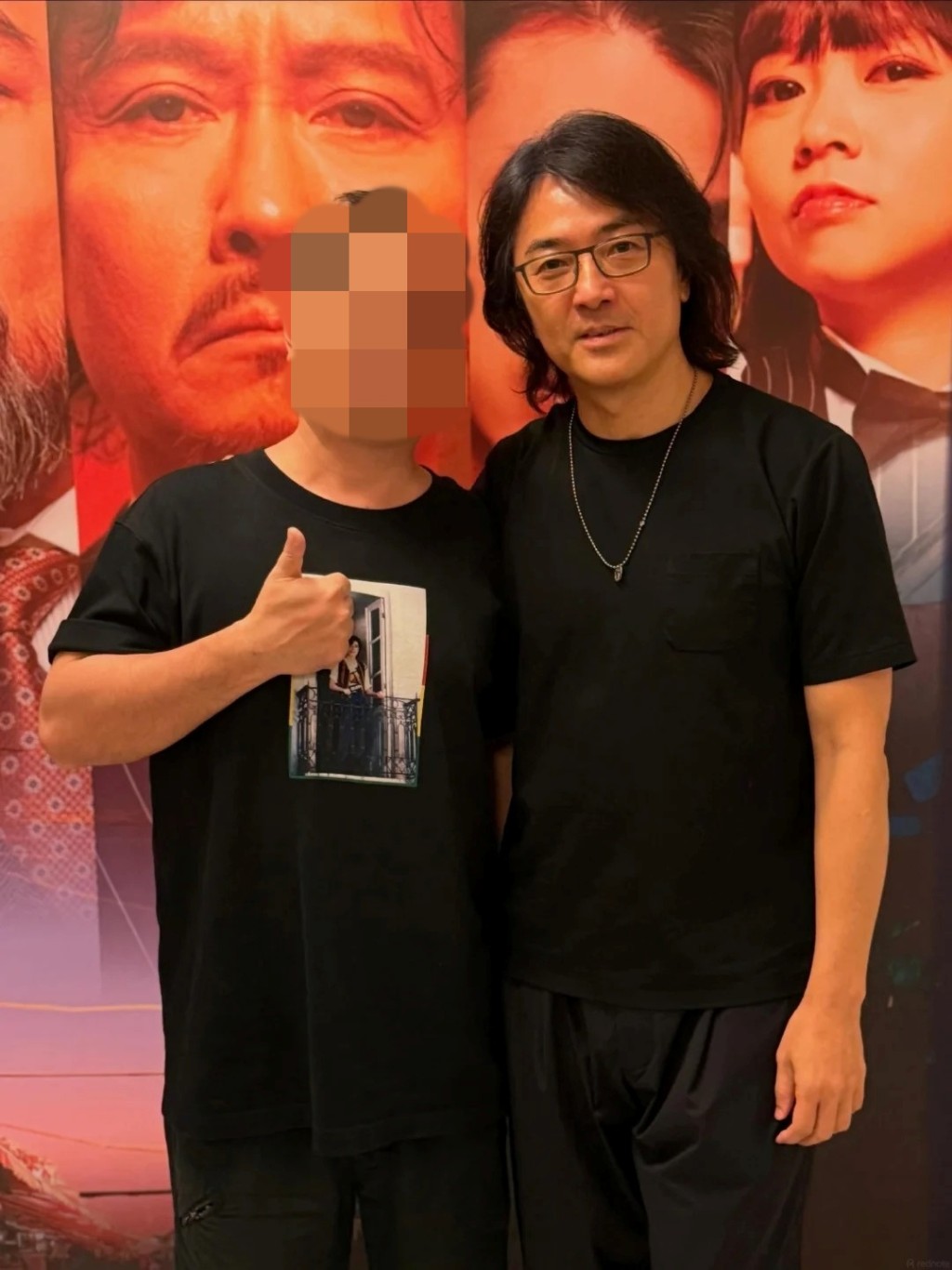 鄭伊健被粉絲集郵，罕有以戴眼鏡的造型曝光。