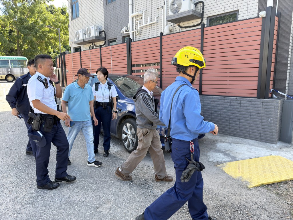 山貝村姓林村長(中間淺藍衫者)到場了解情況。 山貝村姓林村長(中間淺藍衫者)到場了解情況。