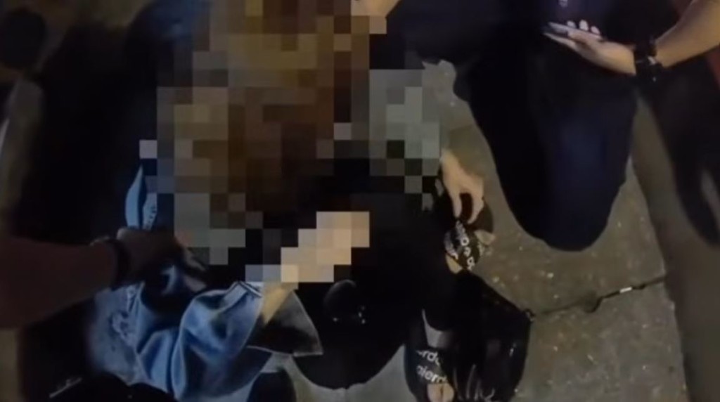男扮女装的通缉犯因步姿、骨架不似女人被警员识破。中时