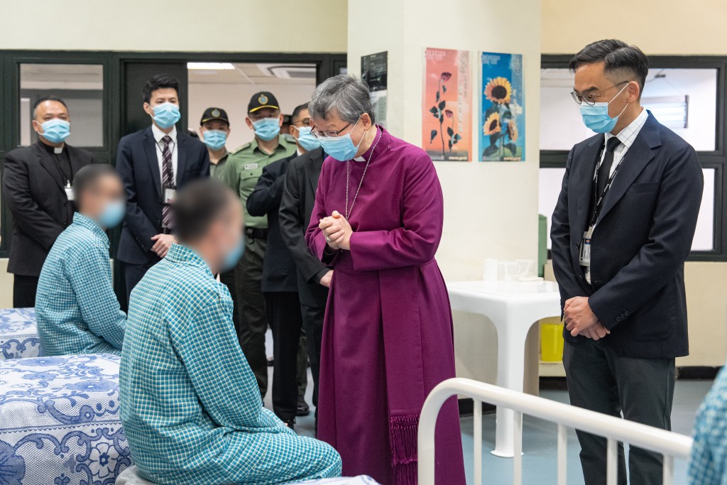 香港聖公會大主教陳謳明（右二）12月22日在懲教署署理副署長（更生及管理）唐恂（右一）陪同下，到訪白沙灣懲教所醫院向患病的在囚人士送上關懷與祝福。