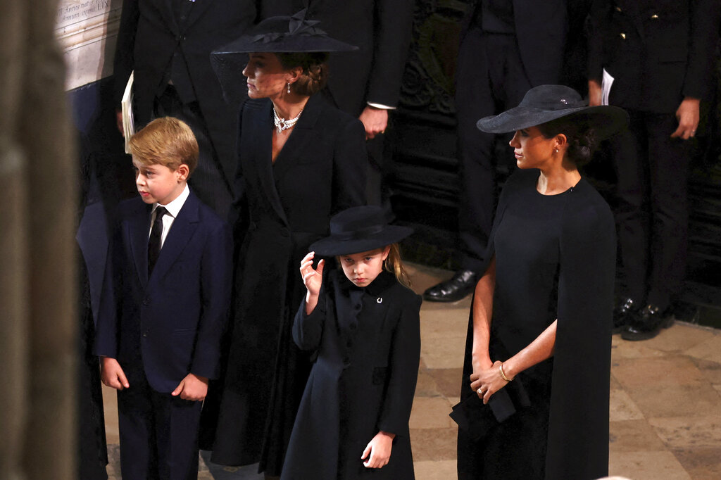 梅根抵达西敏寺时，一度与凯特、乔治王子和夏洛特公主同行。AP