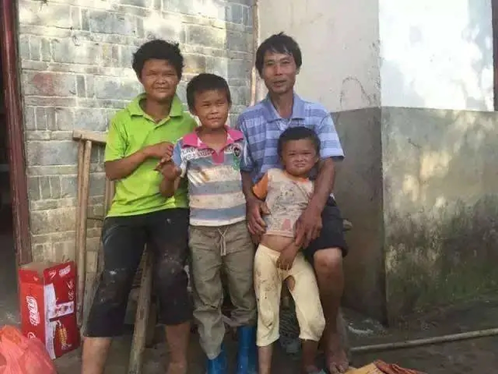 范小勤家境清貧,生活環境不算太好。