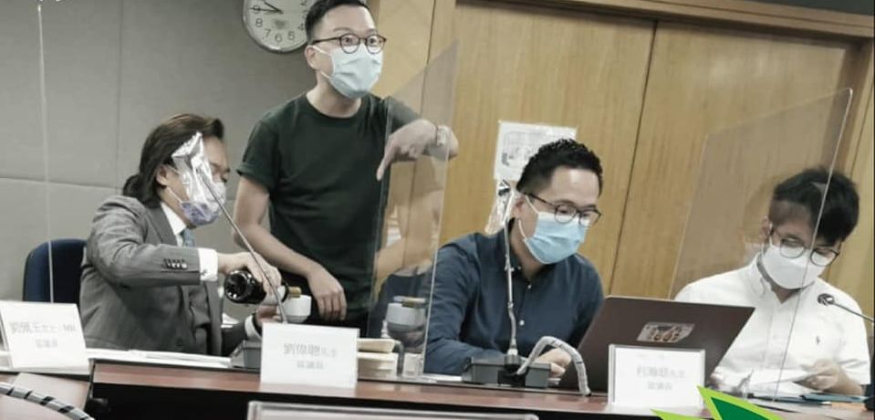 有区议员在会议期间饮红酒。深水埗监察FB图片