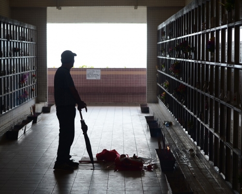 政府未來將提供更多公營骨灰龕位。 資料圖片 