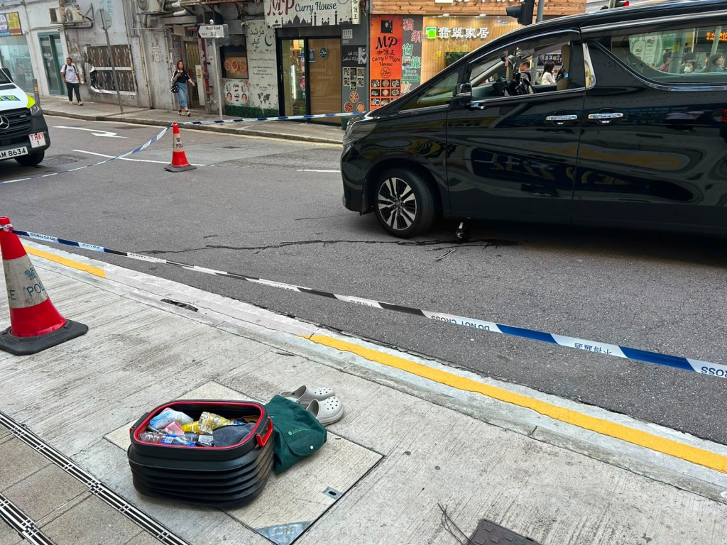 七人車附近遺留千斤頂和工具箱,懷疑是司機試圖協助救援傷者時使用。 七人車附近遺留千斤頂和工具箱,懷疑是司機試圖協助救援傷者時使用。