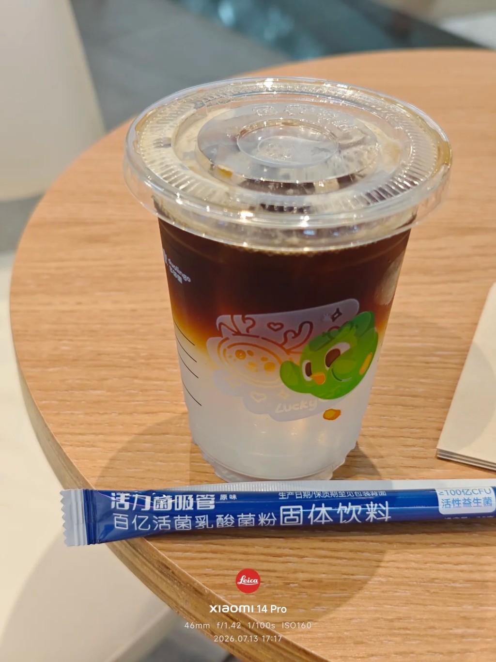 瑞幸推出的“百亿活菌饮筒”热爆全网卖断市。小红书