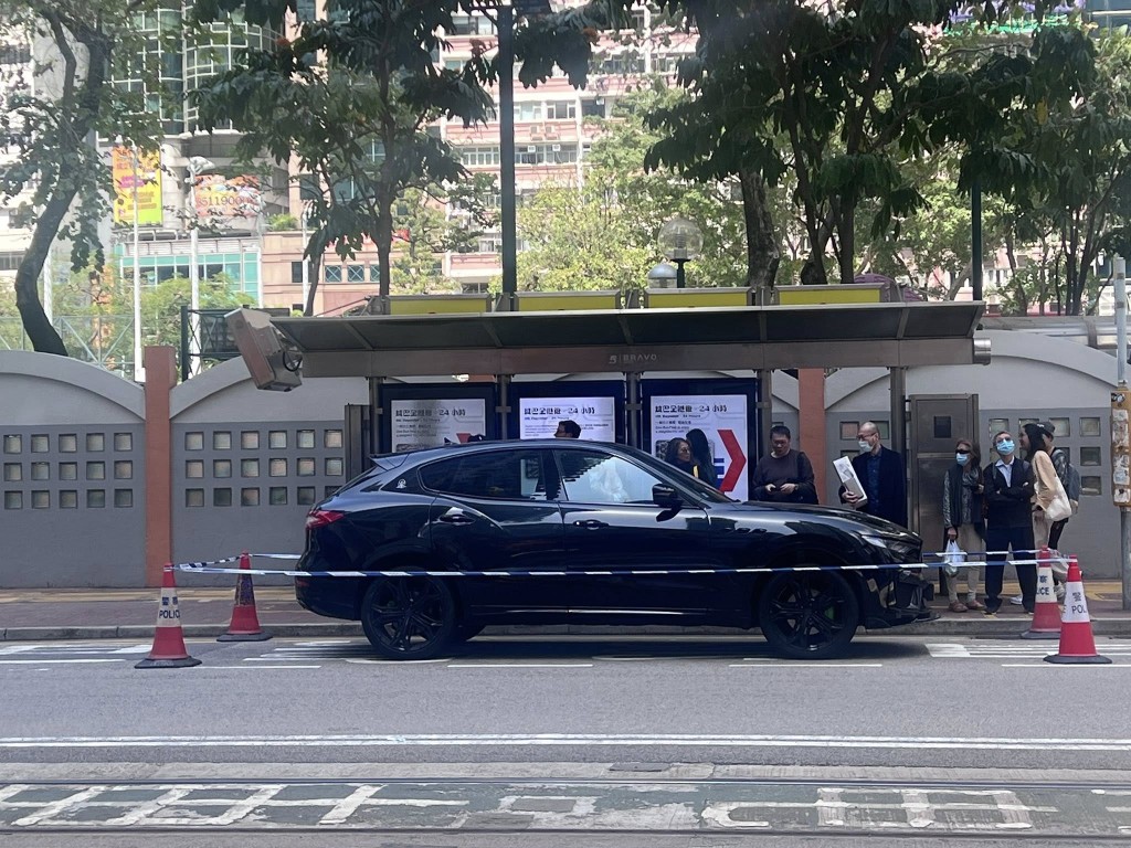 一連逾百萬元的瑪莎拉蒂SUV停泊在灣仔修頓球場對開的巴士站。網上圖片