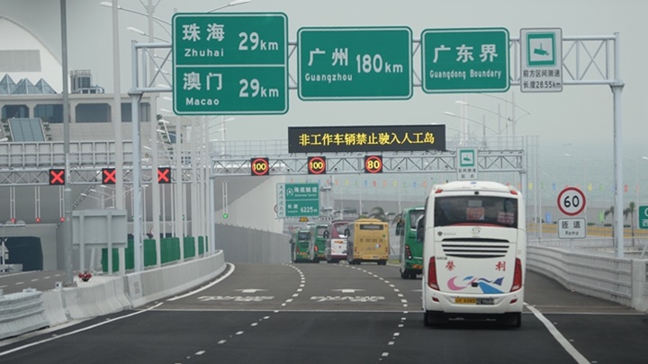 港珠澳大桥穿梭巴士公司指车票遭人炒卖。资料图片