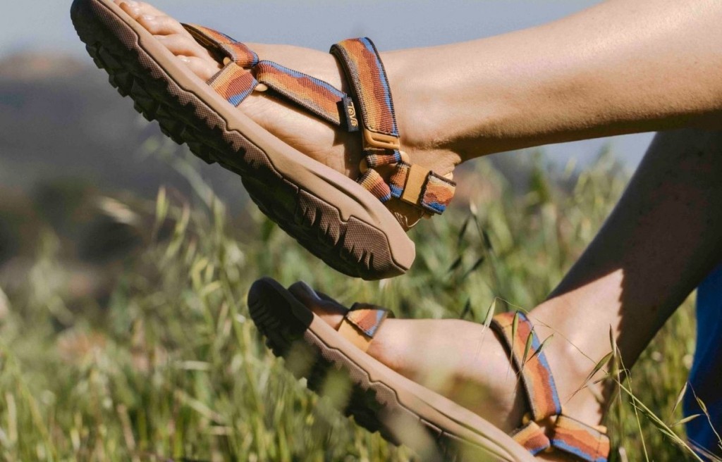 TEVA今季新推Vista Sunset女裝涼鞋/$659,織帶上的橙、紅及藍色,組合出恍如夏日的日落色彩。