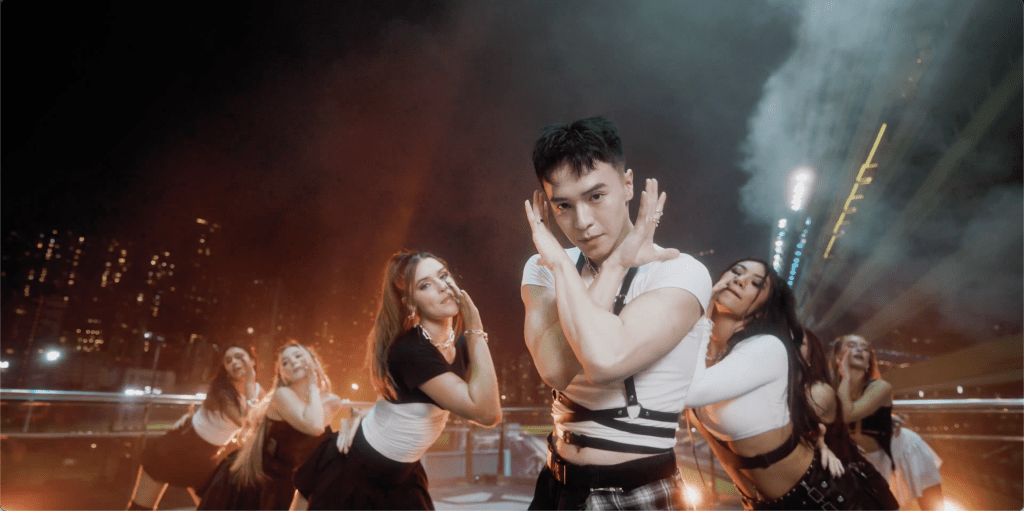 強勁的節奏令歌曲充滿活力。 強勁的節奏令歌曲充滿活力。