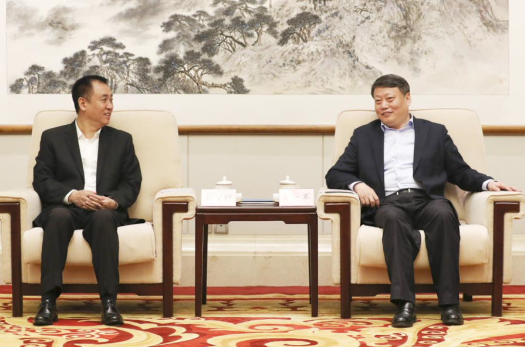 唐一军（右）被指助许家印（左）控股盛京银行并留下千亿烂账。