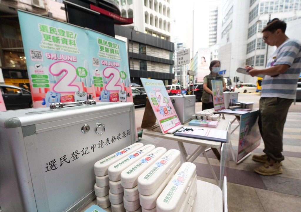 曾國衞希望大眾參與選舉、進行投票,選出他們心儀的議員為大家服務。 曾國衞希望大眾參與選舉、進行投票,選出他們心儀的議員為大家服務。