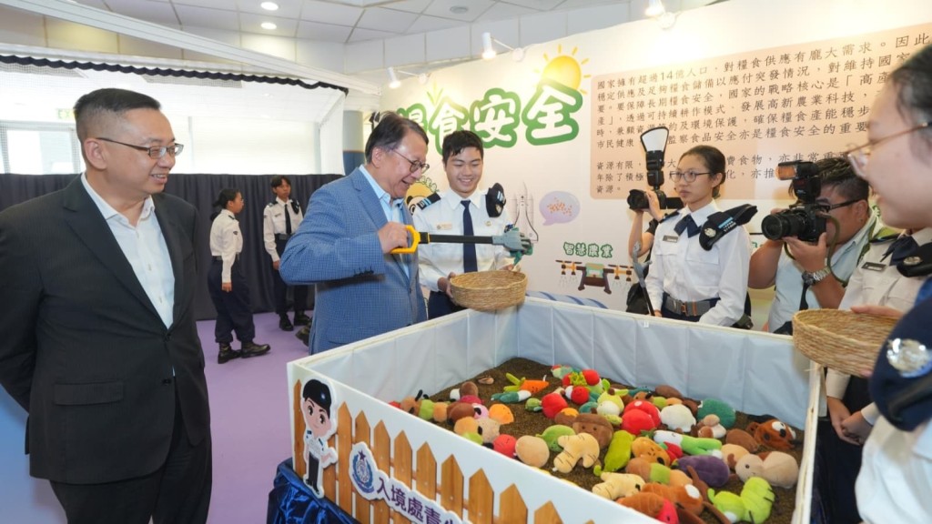 入境事務學院舉行開放日，政務司司長陳國基及入境處處長郭俊峯到場參與。  ​