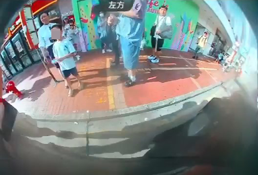 男司機擔心男童發生意外，於是將他帶上車。網上片段截圖