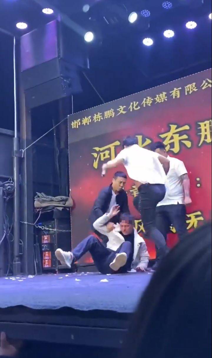男观众遭歌舞团多人围殴。抖音