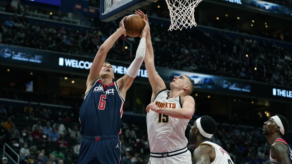 約基治(右)阻止樸辛基斯起手。 AP