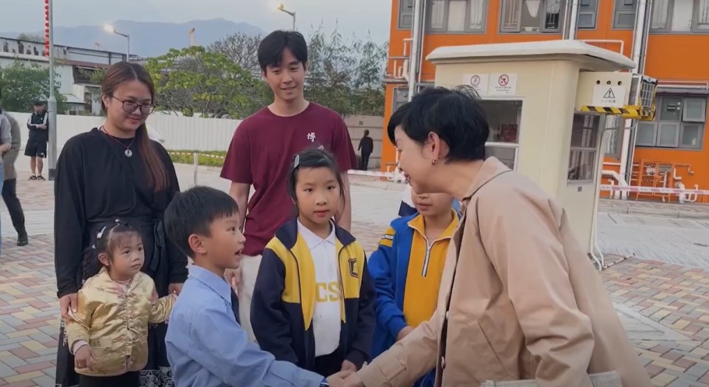 何永贤指，日前到博爱江夏围村，很多小朋友就迎上来问好。何永贤fb影片截图