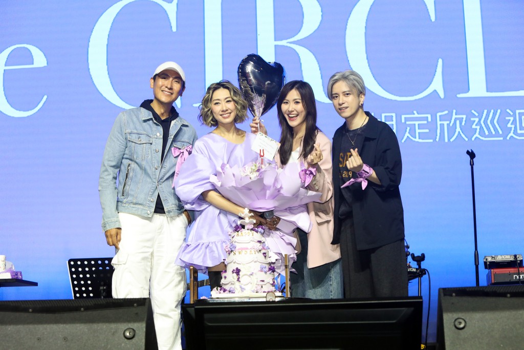 一班圈中好友包括劉佩玥、馬德鐘一家三口及張彥博亦有捧場。 一班圈中好友包括劉佩玥、馬德鐘一家三口及張彥博亦有捧場。