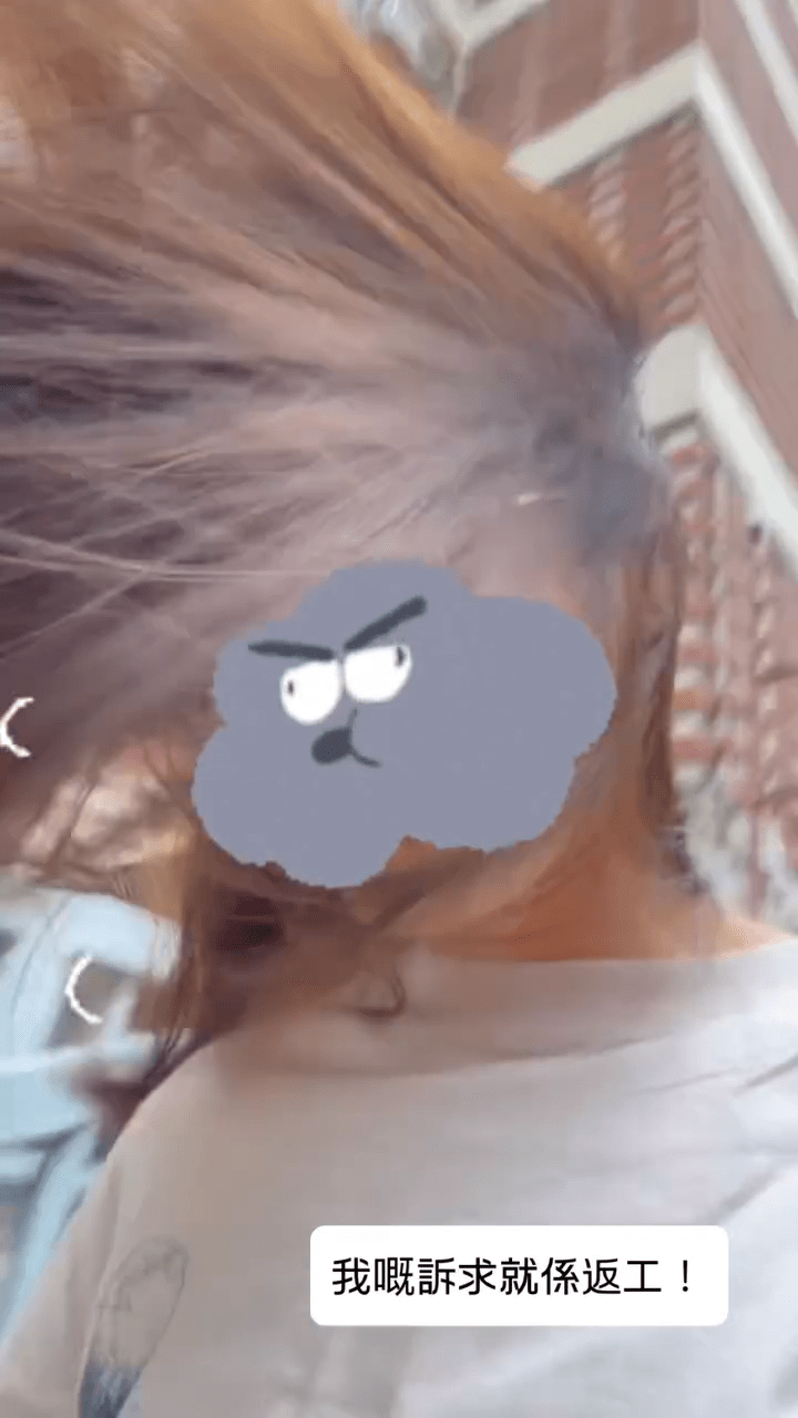 有女網民自拍上街,長髮被暴風下亂飛失控。 有女網民自拍上街,長髮被暴風下亂飛失控。