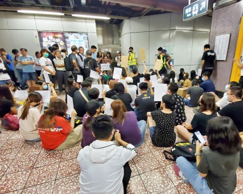 掌日一批示威者在站內靜坐抗議。資料圖片