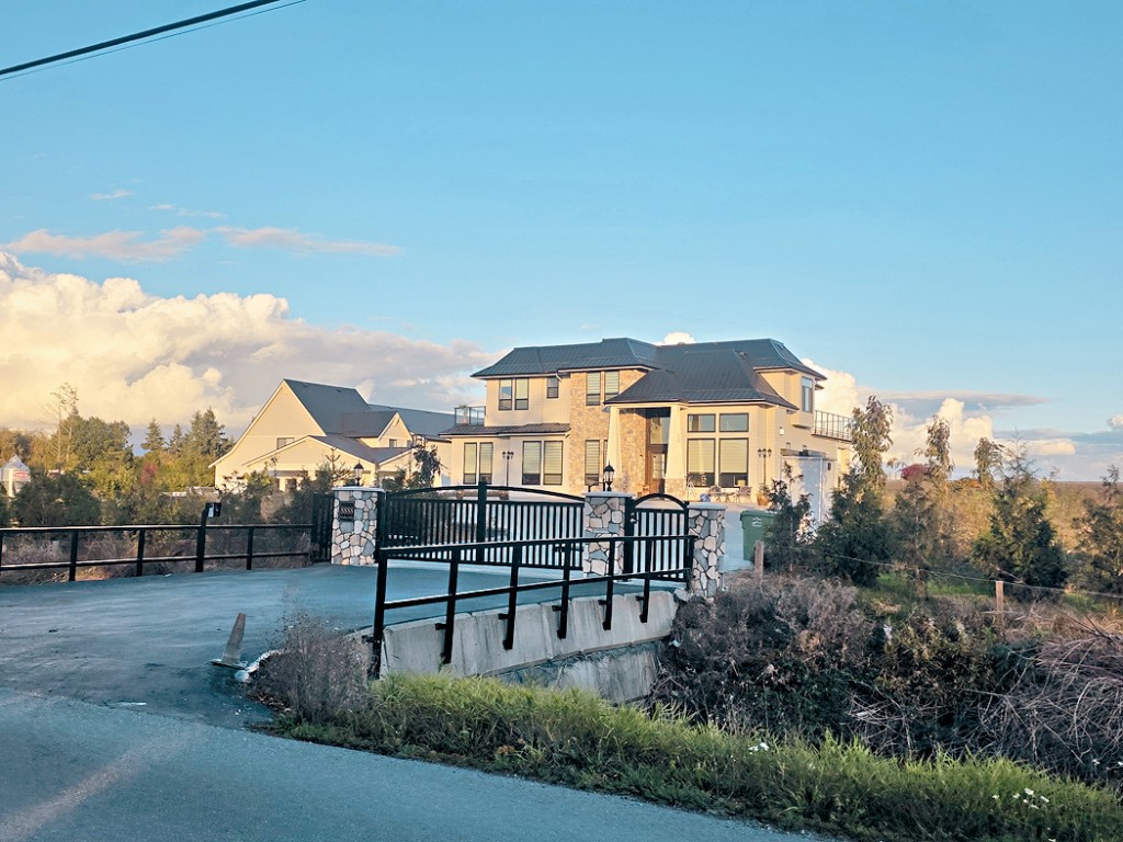 列治文市東南方土地上的一些豪宅莊園主人是華人，他們對土地所有權被判給原住民族感到氣憤。