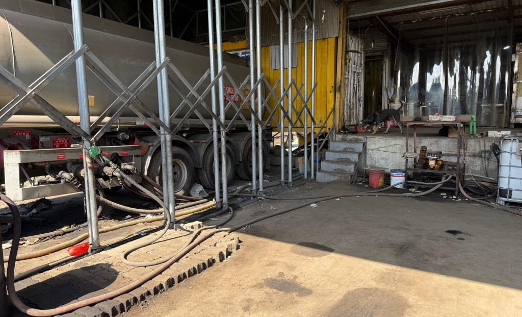 消防處於上水文錦渡路及葵青昂運路搗破6個非法加油站，共檢獲約12.8萬公升柴油，市值超過400萬元。消防處提供