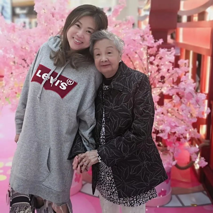梅小惠媽媽去年離世。