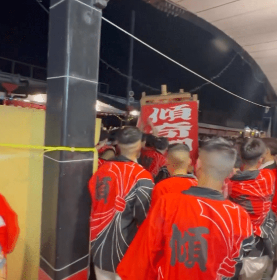 事故发生于周一（24日）晚上8时30分前，当时水原祭重头节目“The灯笼来舞”（ザ・灯笼来舞）正在举行。X@KomorebiPulse（下同）