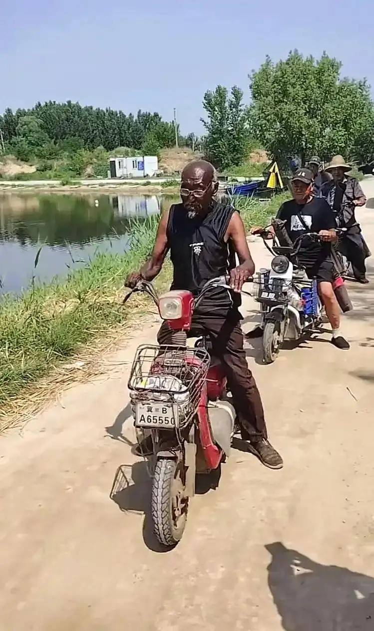 河北釣帝一身如非洲人般的膚色，去年起爆紅網絡。