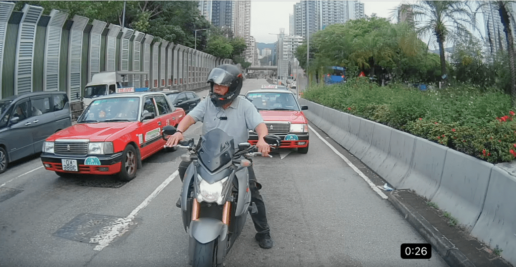 警方事后派员到场调查，惟肇事私家车司机已弃车逃去。