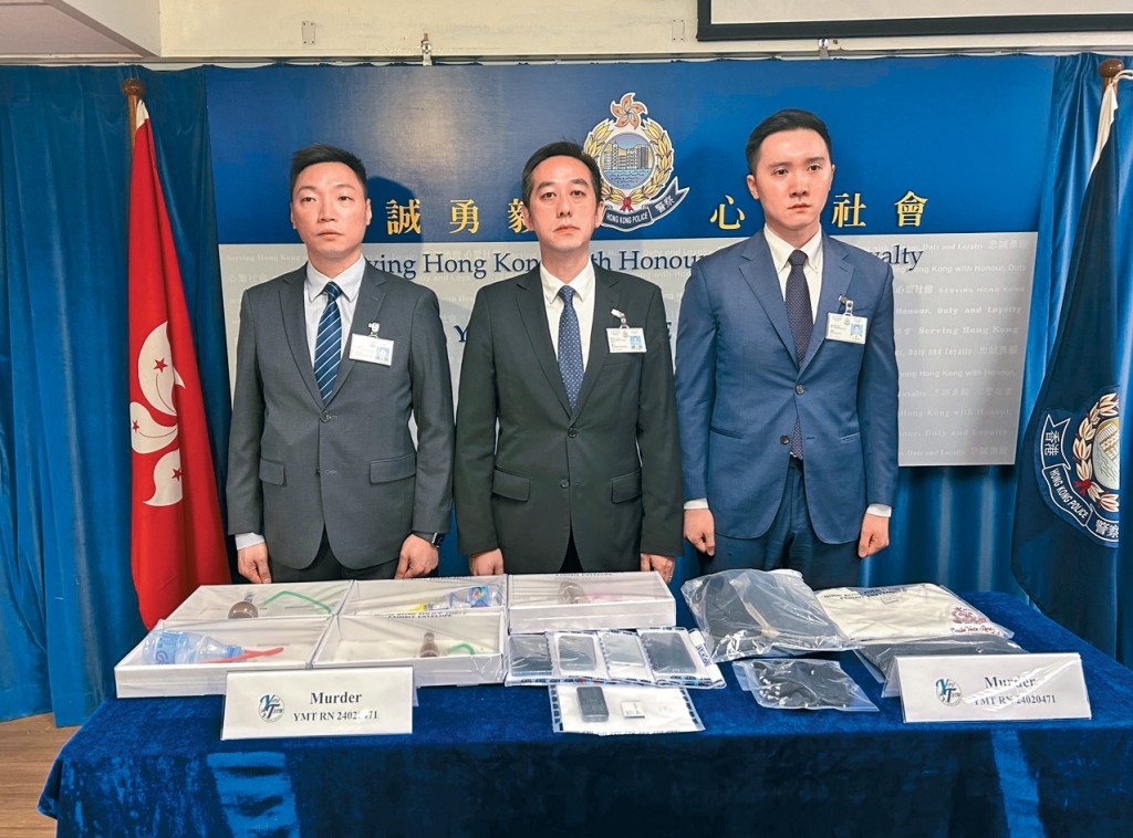 油尖警區助理指揮官(刑事)警司程知仁(中)簡報鐵錘謀殺案經過。