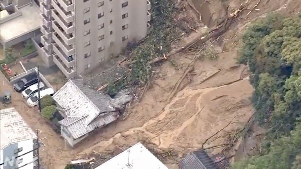 泥土湧向多棟住宅。 NHK截圖