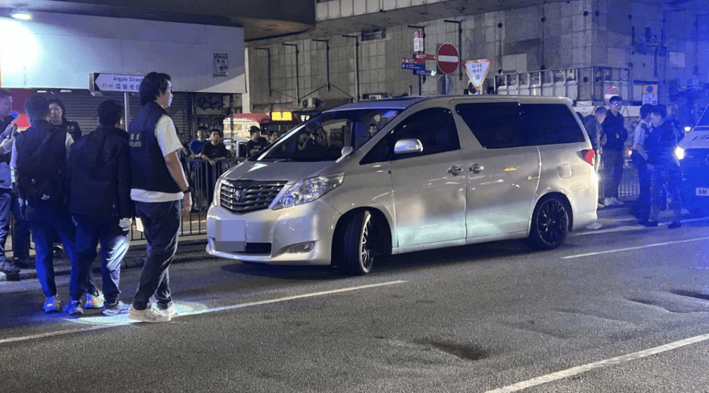 今日凌晨約一時,警方於旺角亞皆老街81號對開截獲一輛七人車,拘捕車上男司機,懷疑與昨日關員被斬傷案件有關。蔡楚輝攝 今日凌晨約一時,警方於旺角亞皆老街81號對開截獲一輛七人車,拘捕車上男司機,懷疑與昨日關員被斬傷案件有關。蔡楚輝攝