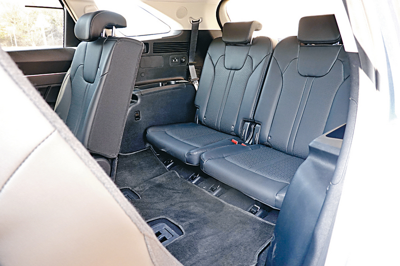 ●中排椅背可快速滑動收摺，以便尾排乘客出入。